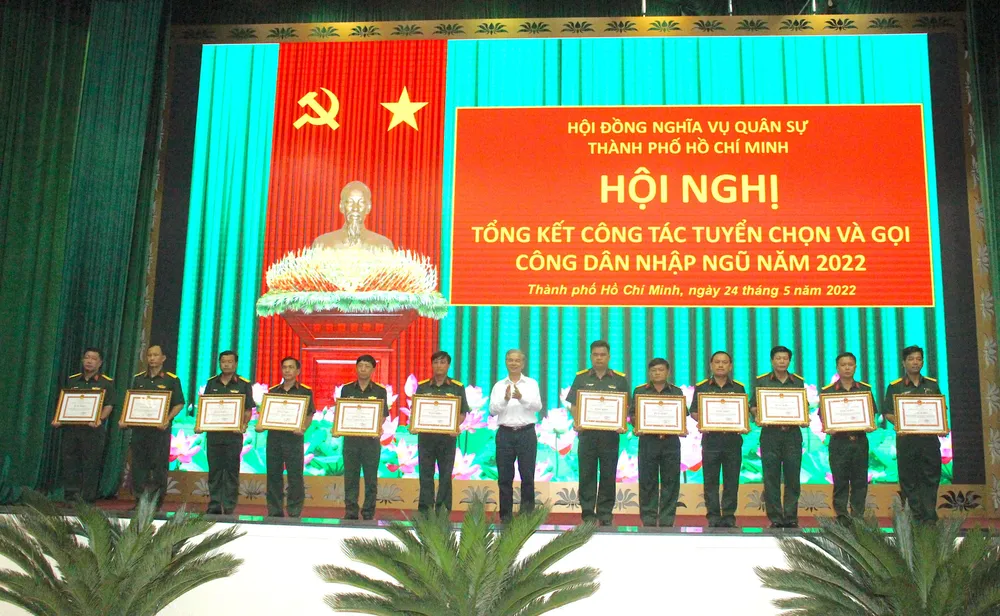 Nhiều cá nhân, tập thể, gia đình được khen thưởng vì có thành tích xuất sắc trong công tác tuyển chọn, gọi công dân nhập ngũ. Ảnh: LÊ THOA