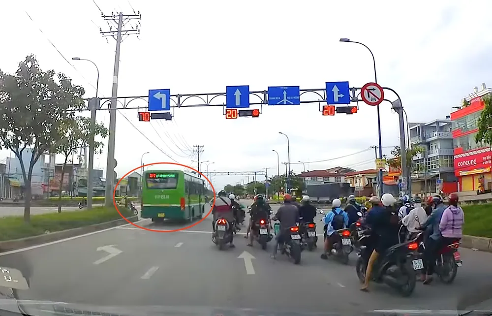 Xe buýt vượt đèn đỏ khi còn 20 giây. Ảnh chụp màn hình Xe buýt vượt đèn đỏ khi còn 20 giây. Ảnh chụp màn hình