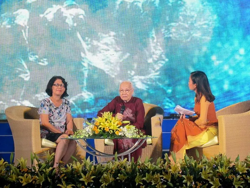 Bà Ngô Thị Huệ (giữa) trong lần ra mắt tập sách Tiếng sóng bủa ghềnh. Ảnh: LÊ THOA