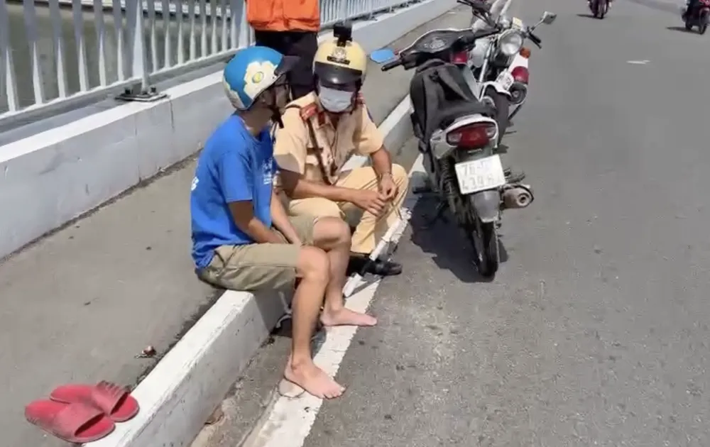 CSGT ngồi xuống chia sẻ, động viên người đàn ông định tự tử. Ảnh: Tuần tra - Dẫn đoàn CSGT ngồi xuống chia sẻ, động viên người đàn ông định tự tử. Ảnh: Tuần tra - Dẫn đoàn