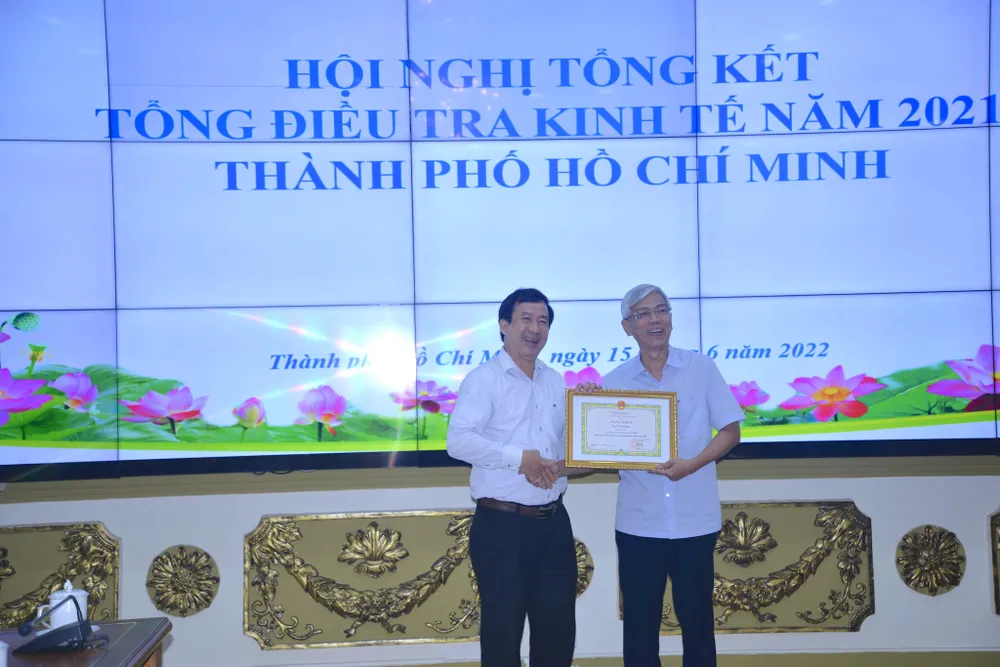 Phó Chủ tịch UBND TP.HCM Võ Văn Hoan nhận bằng khen của Bộ trưởng Bộ KH&amp;ĐT. Ảnh: KHÁNH TRÀ