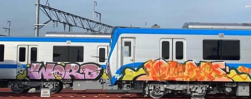 Hai toa tàu thuộc đoàn tàu Metro số 1 bị vẽ bậy. Ảnh: HG.