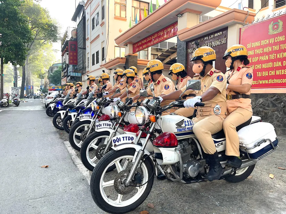 CSGT TP.HCM ra quân cao điểm vào sáng 20-6. Ảnh: MỸ DUYÊN CSGT TP.HCM ra quân cao điểm vào sáng 20-6. Ảnh: MỸ DUYÊN