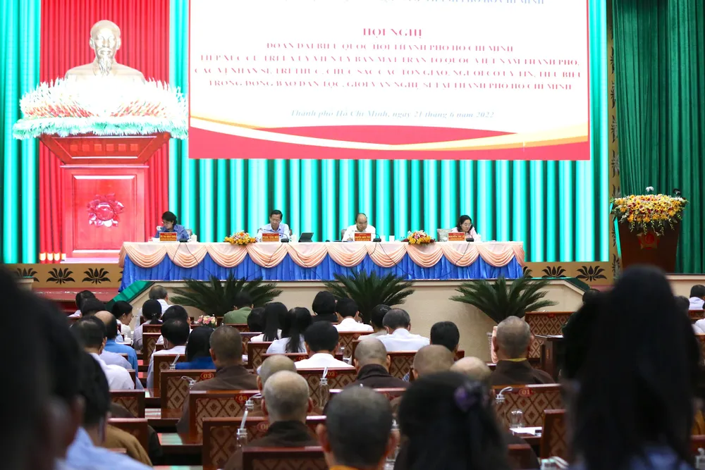 Chủ tịch nước Nguyễn Xuân Phúc đã cùng Đoàn ĐBQH TP.HCM tiếp xúc cử tri, chiều 21-6. Ảnh: NGÂN PHẠM