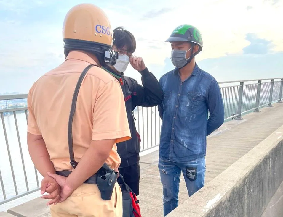 CSGT TP.HCM tiếp cận ngăn cản thanh niên định nhảy cầu Phú Mỹ. Ảnh: NSG CSGT TP.HCM tiếp cận ngăn cản thanh niên định nhảy cầu Phú Mỹ. Ảnh: NSG