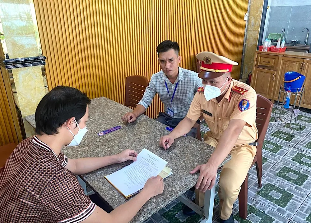 Trạm CSGT Tân Túc cho chủ quán nhậu ký cam kết. Ảnh: MINH VƯƠNG