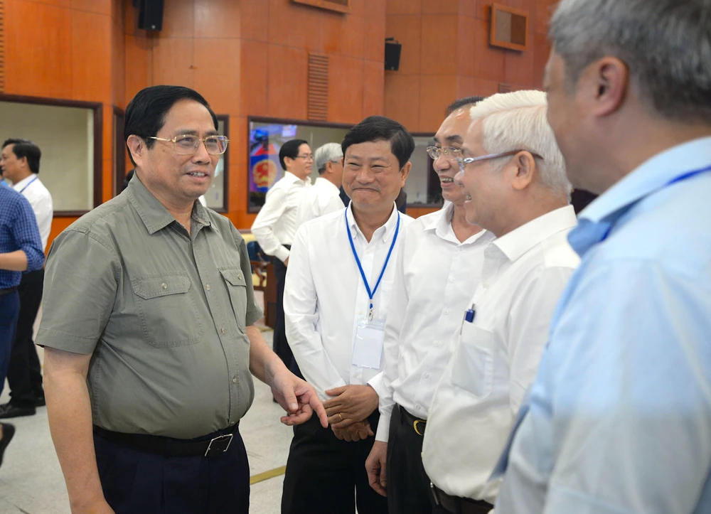 Thủ tướng Phạm Minh Chính trao đổi với các đại biểu bên lề hội nghị. Ảnh: KHÁNH TRÀ