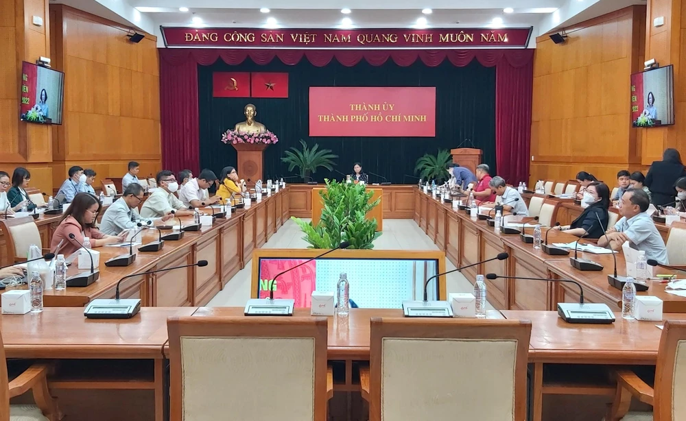 Toàn cảnh hội nghị trực tuyến tại điểm cầu Thành uỷ TP.HCM. Ảnh: L.THOA