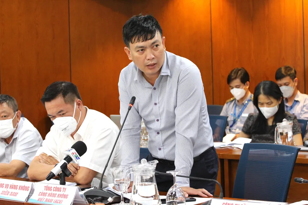 Ông Nguyễn Thành Nam, Trưởng phòng kiểm soát khai thác, Tổng công ty cảng hàng không Việt Nam (ACV), trả lời tại họp báo. Ảnh: NGUYỄN NHÂN