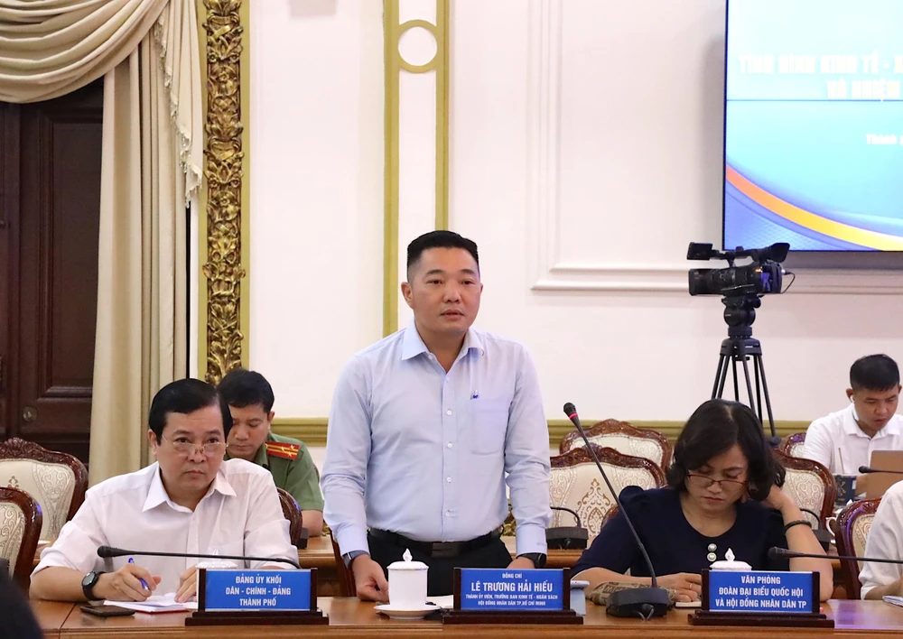 ĐB Lê Trương Hải Hiếu, Trưởng ban Kinh tế - Ngân sách, HĐND TP.HCM, phát biểu tại cuộc họp. Ảnh: TTBC