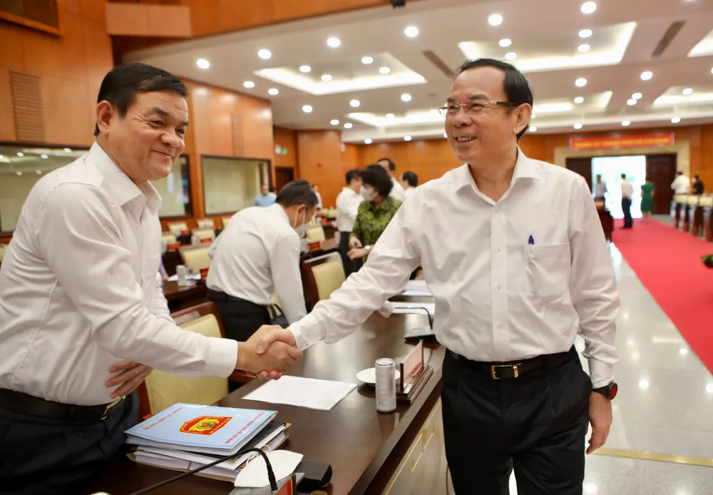 Bí thư Thành uỷ TP.HCM Nguyễn Văn Nên trao đổi với đại biểu bên lề hội nghị. Ảnh: NGUYỆT NHI