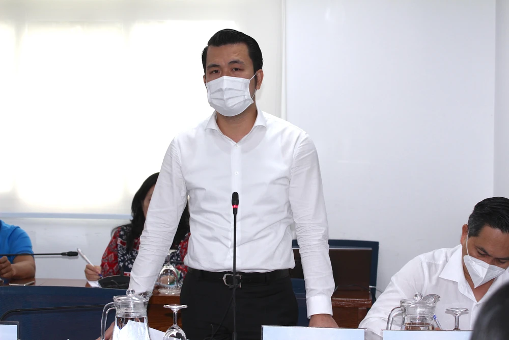 Ông Trương Tấn Sơn, Phó Chủ tịch UBND quận Tân Bình, thông tin tại họp báo. Ảnh: NGUYỄN NHÂN