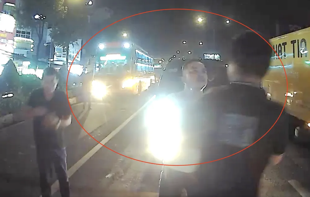 Hai tài xế cự cãi trên đường Trường Chinh. Ảnh cắt từ clip Hai tài xế cự cãi trên đường Trường Chinh. Ảnh cắt từ clip