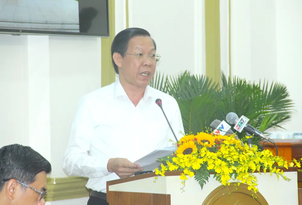 Chủ tịch UBND TP.HCM Phan Văn Mãi báo cáo giải trình tại phiên họp. Ảnh: LÊ THOA
