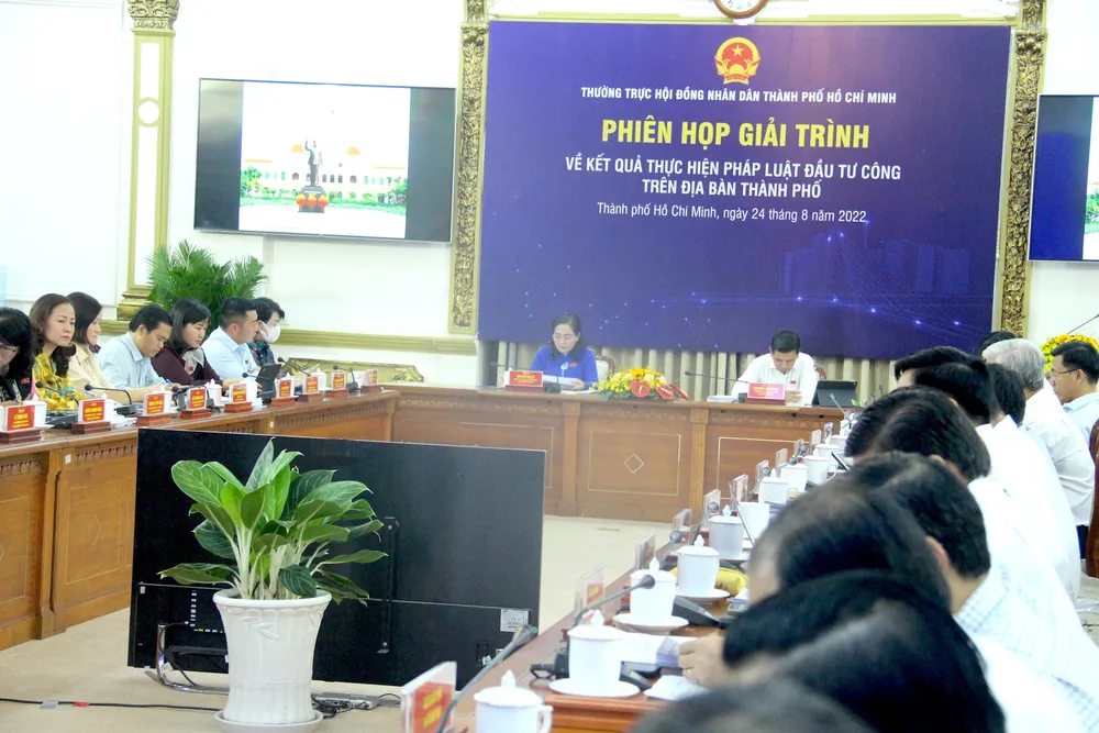 Toàn cảnh phiên họp giải trình về đầu tư công, sáng 24-8. Ảnh: LÊ THOA