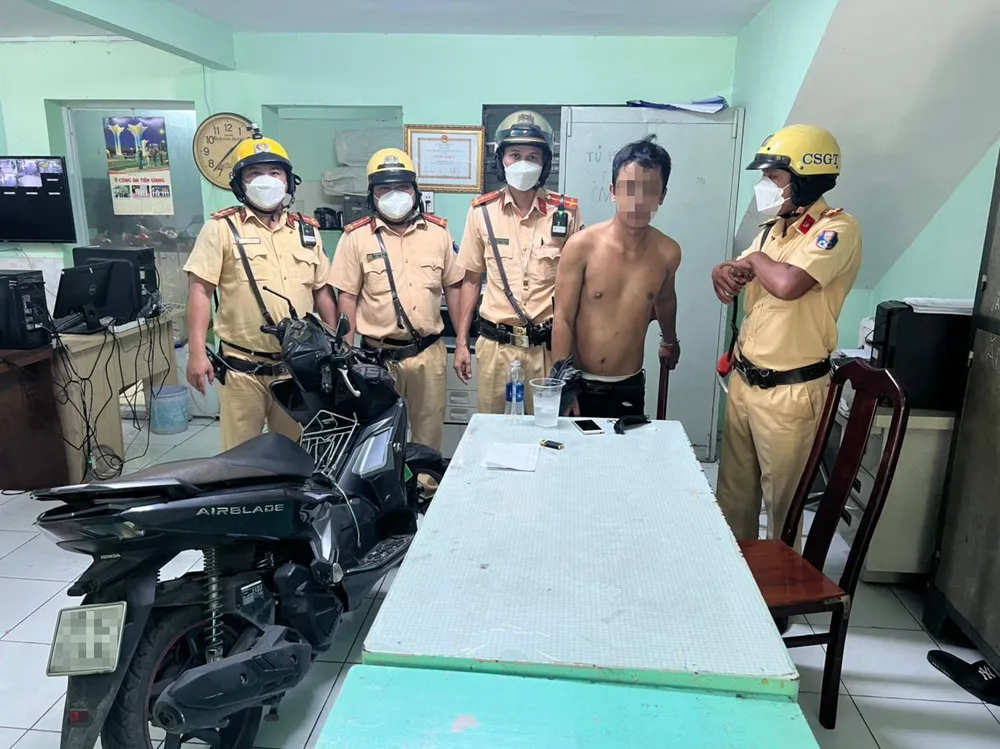 CSGT Chợ Lớn bàn giao người và tang vật cho công an địa phương thụ lý. Ảnh: PC08