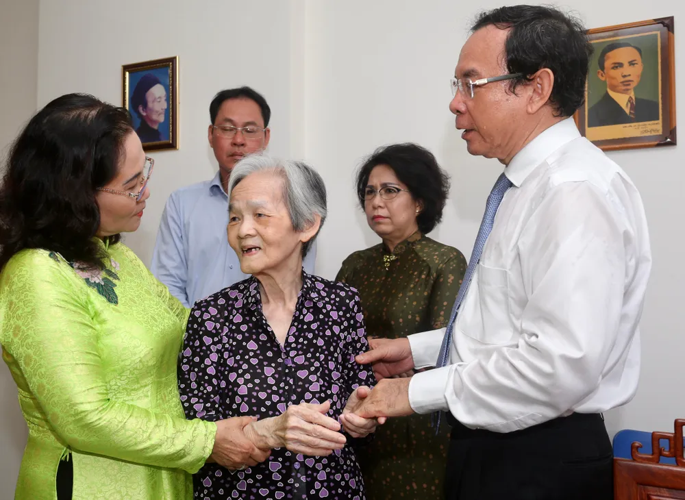 Bí thư Thành uỷ TP.HCM Nguyễn Văn Nên và Phó Bí thư Thành uỷ TP.HCM Nguyễn Thị Lệ hỏi thăm con gái của cố Tổng Bí thư Lê Hồng Phong. Ảnh: NGUYỆT NHI Bí thư Thành uỷ TP.HCM Nguyễn Văn Nên và Phó Bí thư Thành uỷ TP.HCM Nguyễn Thị Lệ hỏi thăm con gái của cố Tổng Bí thư Lê Hồng Phong. Ảnh: NGUYỆT NHI