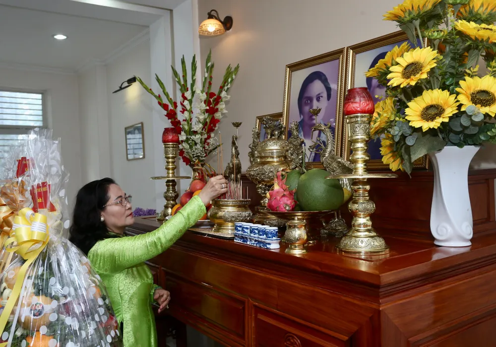 Phó Bí thư Thành uỷ TP.HCM Nguyễn Thị Lệ dâng hương lên cố Tổng Bí thư Lê Hồng Phong. Ảnh: NGUYỆT NHI Phó Bí thư Thành uỷ TP.HCM Nguyễn Thị Lệ dâng hương lên cố Tổng Bí thư Lê Hồng Phong. Ảnh: NGUYỆT NHI