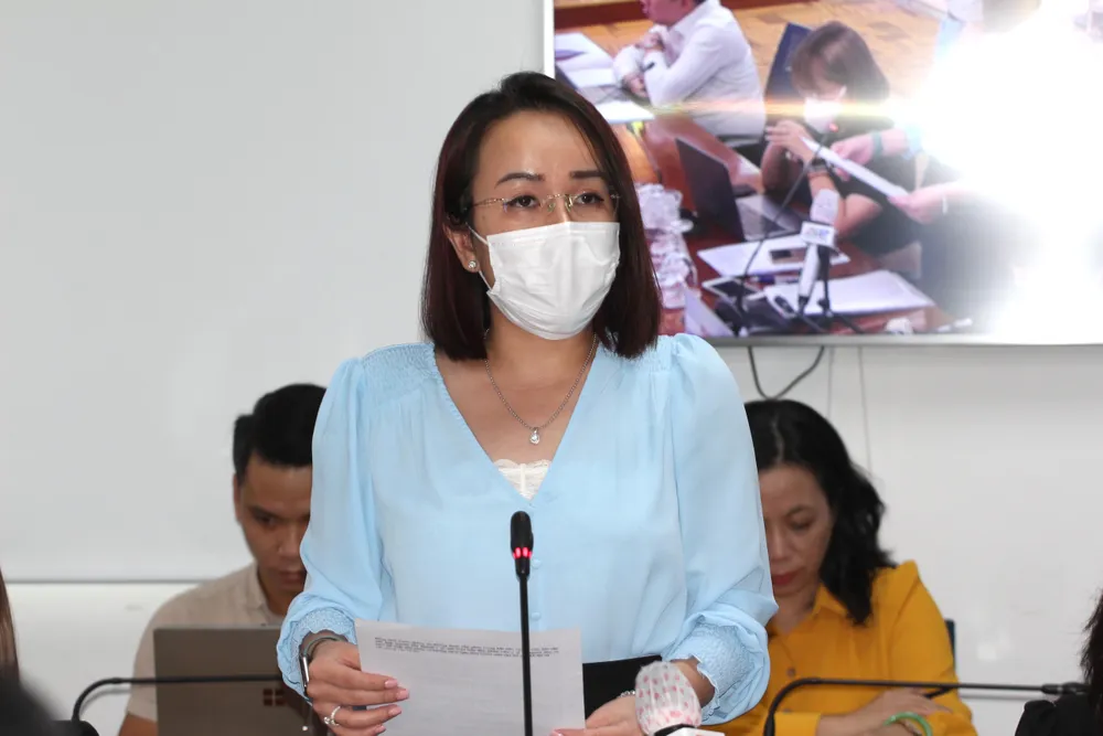 Bà Lê Thiện Quỳnh Như, Phó Chánh Văn phòng Sở Y tế TP.HCM, trả lời tại họp báo. Ảnh: NGUYỄN NHÂN