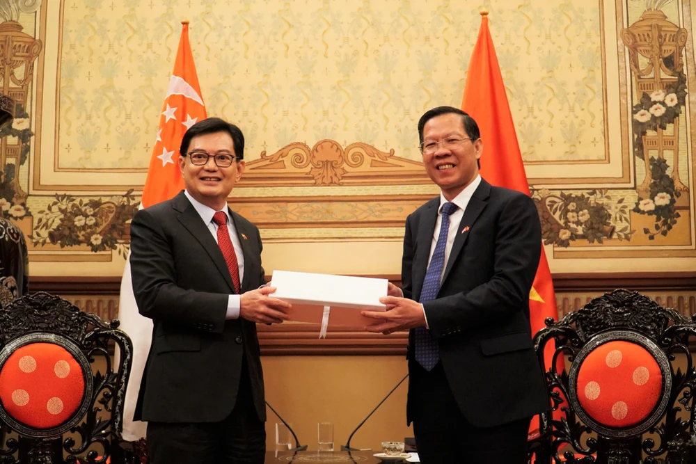 Chủ tịch UBND TP.HCM Phan Văn Mãi tặng quà cho Phó Thủ tướng Heng Swee Keat. Ảnh: BẢO PHƯƠNG