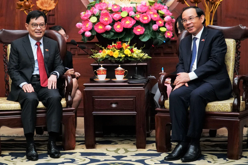 Bí thư Thành ủy TP.HCM Nguyễn Văn Nên tiếp Phó Thủ tướng Singapore Heng Swee Keat. Ảnh: BẢO PHƯƠNG