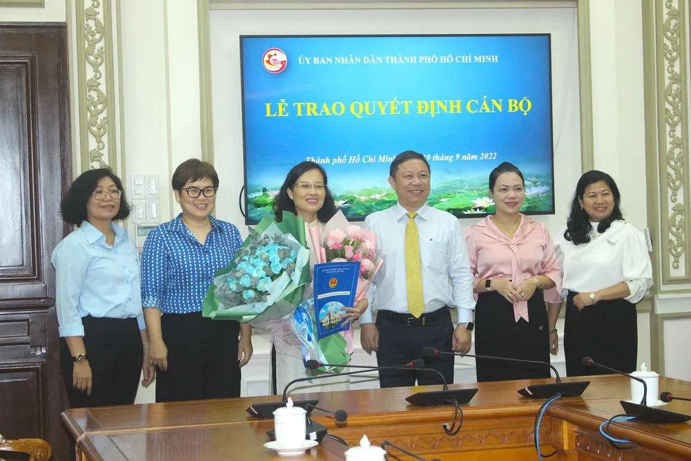 Phó Chủ tịch UBND TP.HCM Dương Anh Đức trao quyết định cho bà Nguyễn Thị Minh Phượng. Ảnh: LÊ THOA