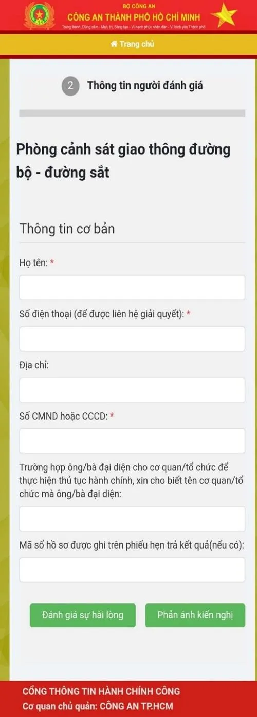 Người dân điền đầy đủ thông tin theo mẫu. Ảnh: HK Người dân điền đầy đủ thông tin theo mẫu. Ảnh: HK