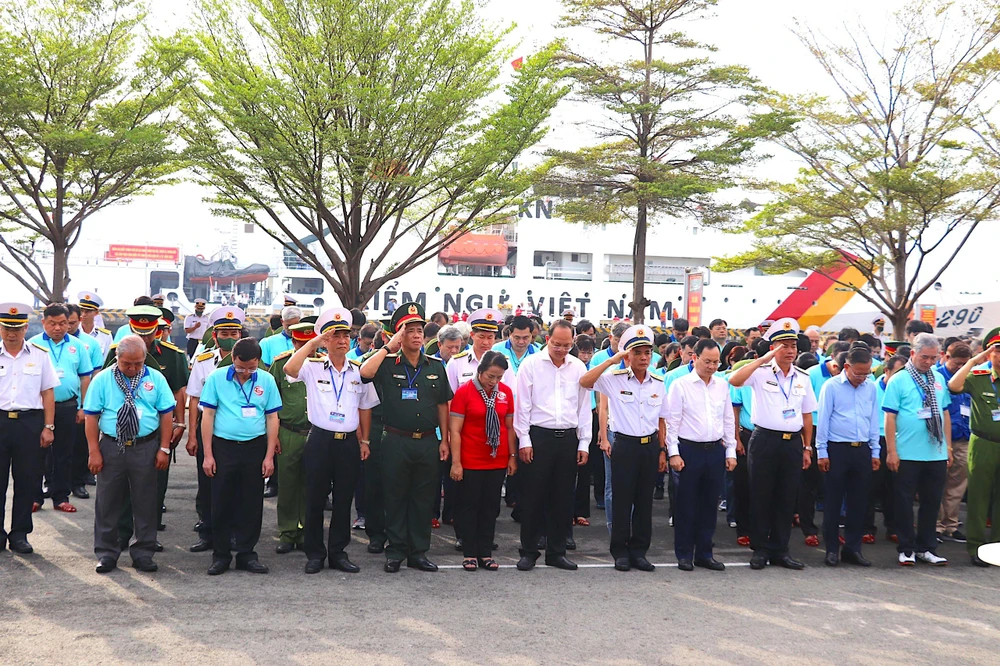 Lãnh đạo TP.HCM và các thành viên đoàn công tác làm lễ dâng hương trước tượng đài Anh hùng, Liệt sĩ Đoàn tàu Không số. Ảnh: ANH HOÀNG Lãnh đạo TP.HCM và các thành viên đoàn công tác làm lễ dâng hương trước tượng đài Anh hùng, Liệt sĩ Đoàn tàu Không số. Ảnh: ANH HOÀNG