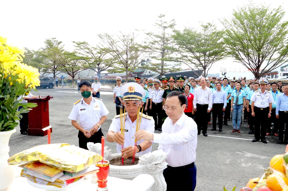 Phó Bí thư Thành uỷ TP.HCM Nguyễn Văn Hiếu cùng với lãnh đạo Binh chủng Hải quân thắp hương các anh hùng, liệt sĩ Đoàn tàu Không số. Ảnh: ANH HOÀNG Phó Bí thư Thành uỷ TP.HCM Nguyễn Văn Hiếu cùng với lãnh đạo Binh chủng Hải quân thắp hương các anh hùng, liệt sĩ Đoàn tàu Không số. Ảnh: ANH HOÀNG