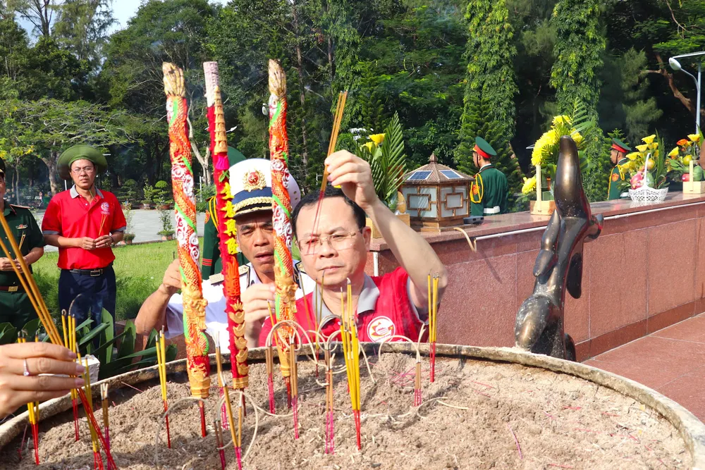 Phó Bí thư Thành uỷ TP.HCM Nguyễn Văn Hiếu cùng đoàn đại biểu TP.HCM dâng hương ở tượng đài Nghĩa trang Hàng Dương. Ảnh: ANH HOÀNG