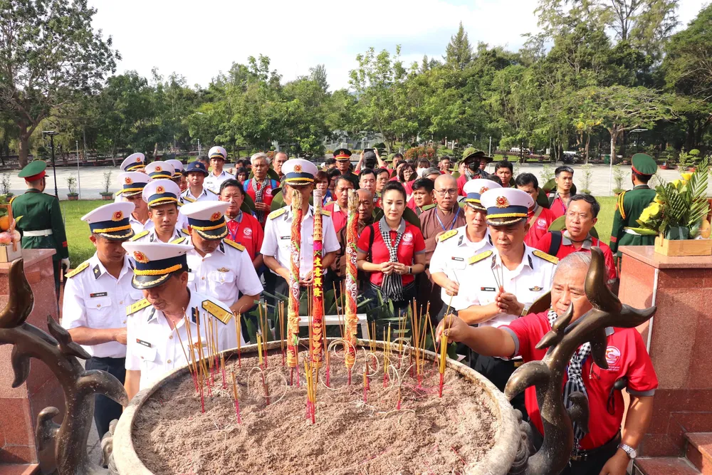 Đoàn đại biểu TP.HCM dâng hương ở nghĩa trang Hàng Dương. Ảnh: ANH HOÀNG