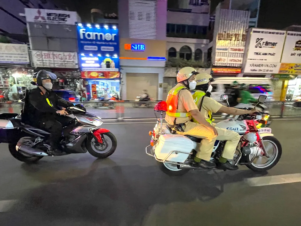 Các tổ 363 Công an TP.HCM kiểm tra hành chính ban đêm. Ảnh: MINH VƯƠNG Các tổ 363 Công an TP.HCM kiểm tra hành chính ban đêm. Ảnh: MINH VƯƠNG