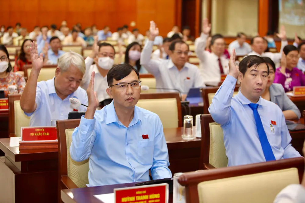 Các đại biểu HĐND TP.HCM biểu quyết thông qua dự án. Ảnh: NGUYỆT NHI