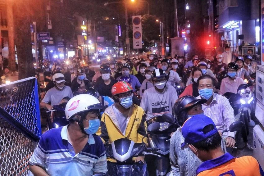 Người dân xếp hàng chờ đổ xăng ở TP.HCM. Ảnh: NGUYỄN YÊN Người dân xếp hàng chờ đổ xăng ở TP.HCM. Ảnh: NGUYỄN YÊN
