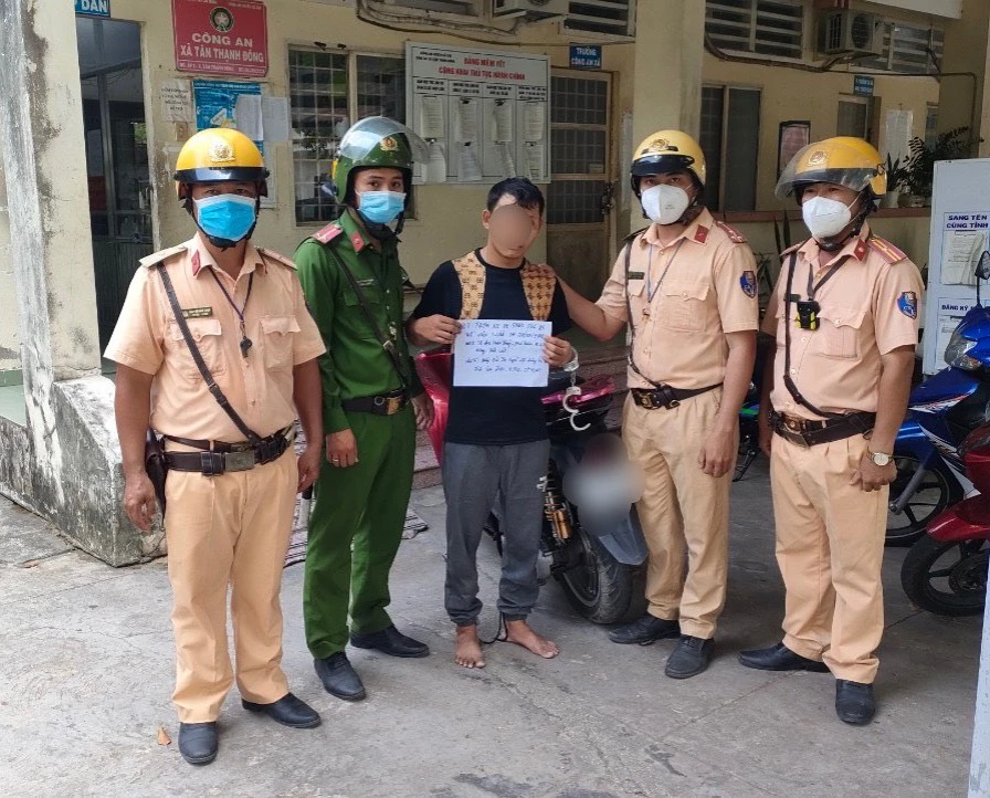 Đội CSGT-TT huyện Củ Chi bắt được một thanh niên trộm xe SH. Ảnh: H.TUẤN