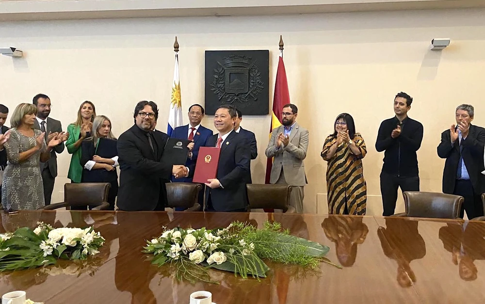 Phó Chủ tịch UBND TP.HCM Dương Anh Đức và Quyền Thị trưởng TP Montevideo Mauricio Zunino đã ký Ý định thư. Ảnh: Sở Ngoại vụ TP.HCM