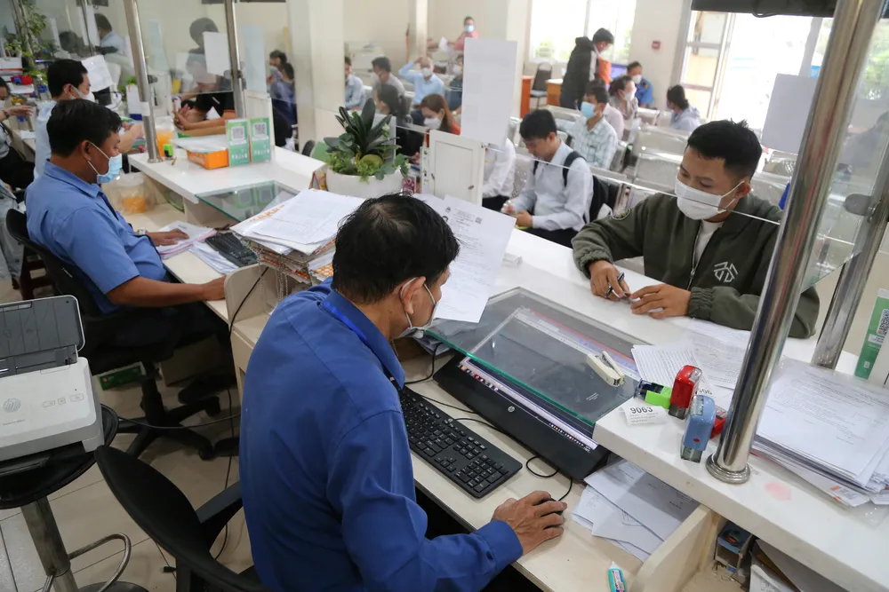 Cán bộ quận Bình Tân, TP.HCM đang giải quyết hồ sơ cho người dân. Ảnh: HOÀNG GIANG