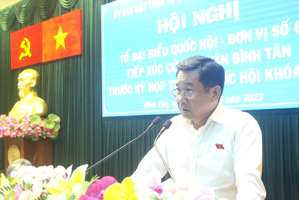 ĐB Dương Ngọc Hải, Chủ nhiệm Uỷ ban Kiểm tra Thành uỷ TP.HCM, trả lời cử tri. Ảnh: LÊ THOA