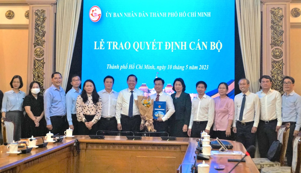 Chủ tịch UBND TP.HCM Phan Văn Mãi trao quyết định cán bộ. Ảnh: BÍCH NGỌC