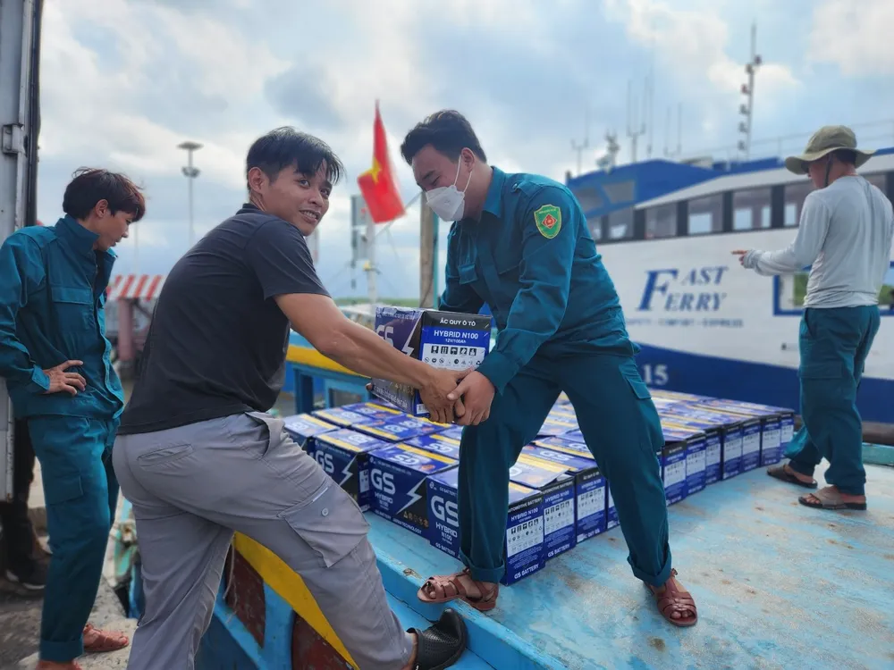 Quà tặng được Ban Tổ chức chuyển ra xã đảo Thạnh An để trao cho các ngư dân vào sáng mai (17-5). Ảnh: TỰ SANG