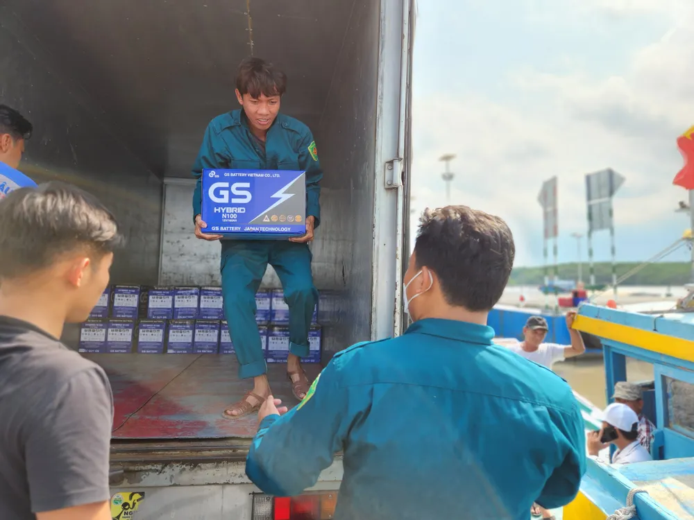 Quà tặng cho 200 ngư dân huyện Cần Giờ có trị giá khoảng bốn triệu đồng/phần quà. Ảnh: TỰ SANG