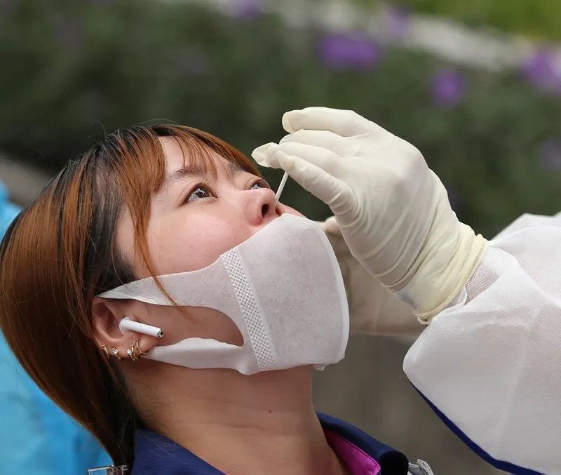 Ngành y tế TP.HCM lấy mẫu xét nghiệm COVID-19 cho người dân. Ảnh: NGUYỆT NHI