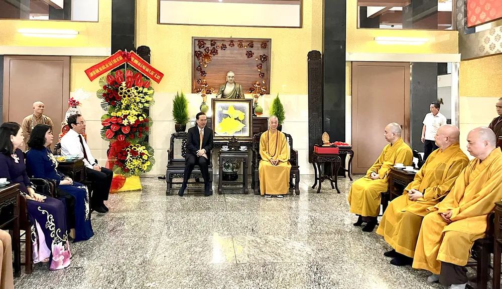 Chủ tịch nước Võ Văn Thưởng cùng đoàn lãnh đạo Trung ương, lãnh đạo TP.HCM đã đến thăm Chùa Huê Nghiêm, TP Thủ Đức. Ảnh: HÀ THƯ