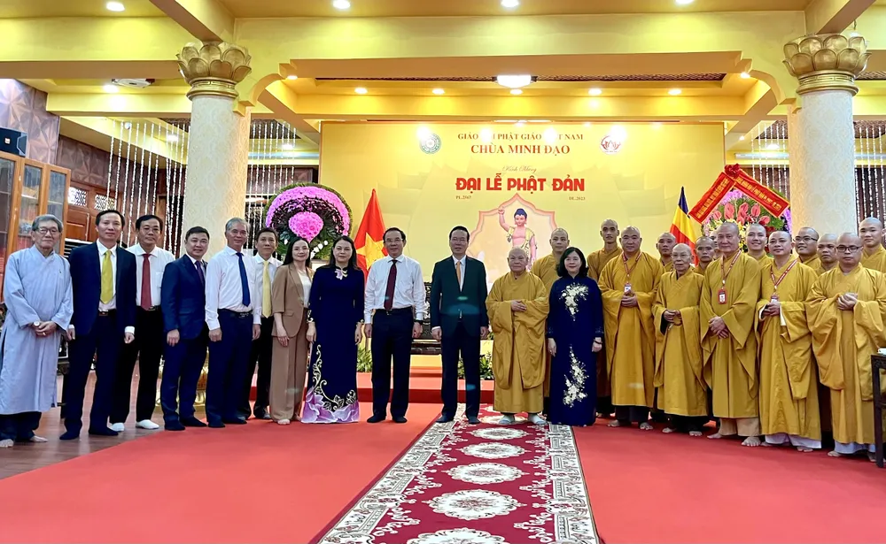 Chủ tịch nước Võ Văn Thưởng cùng đoàn lãnh đạo Trung ương, lãnh đạo TP.HCM đã đến thăm chùa Minh Đạo, quận 3. Ảnh: HÀ THƯ