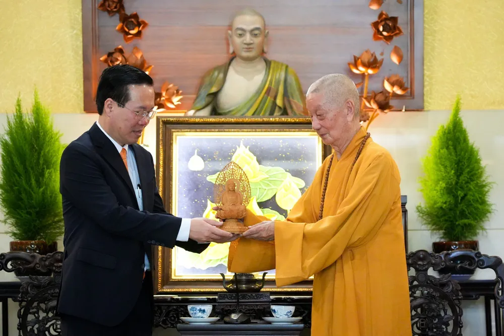 Chủ tịch nước Võ Văn Thưởng tặng quà Hòa thượng Thích Trí Quảng nhân dịp Đại lễ Phật đản. Ảnh: HÀ THƯ