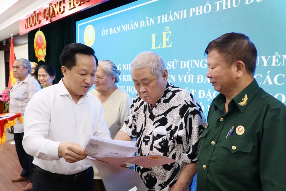 Chủ tịch UBND TP Thủ Đức Hoàng Tùng trao giấy chứng nhận cho người dân. Ảnh: T.TUYÊN