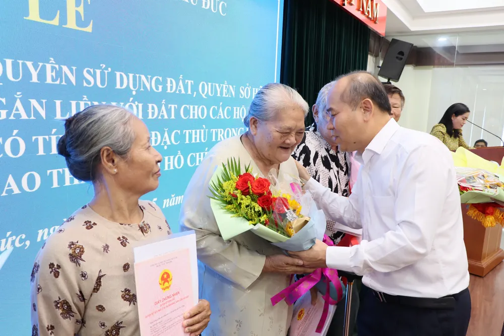 Phó Giám đốc Sở TN&amp;MT Trần Văn Bảy trao giấy chứng nhận cho người dân. Ảnh: T.TUYÊN