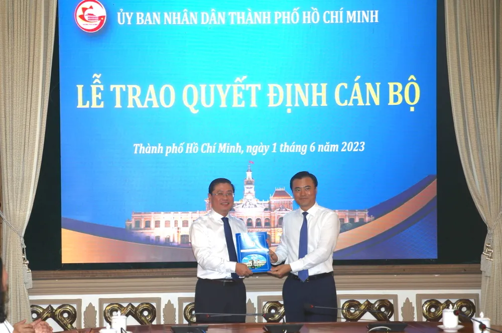 Phó Chủ tịch UBND TP.HCM Bùi Xuân Cường (phải), trao quyết định cho ông Huỳnh Văn Thanh. Ảnh: HÀ THƯ