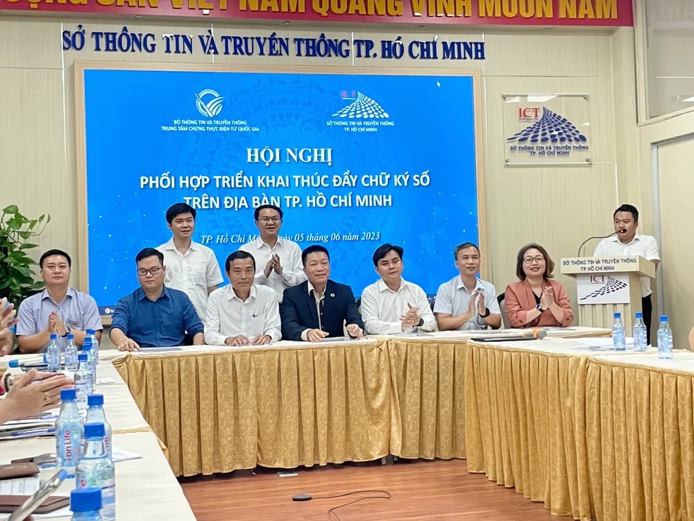 Sở TT&TT TP.HCM phối hợp cùng các đơn vị ký kết phối hợp triển khai chữ ký số. Ảnh: L.THOA Sở TT&TT TP.HCM phối hợp cùng các đơn vị ký kết phối hợp triển khai chữ ký số. Ảnh: L.THOA