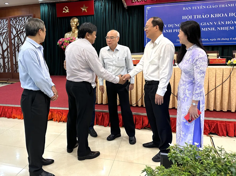 Lãnh đạo TP.HCM trao đổi với các đại biểu bên lề hội thảo. Ảnh: LÊ THOA